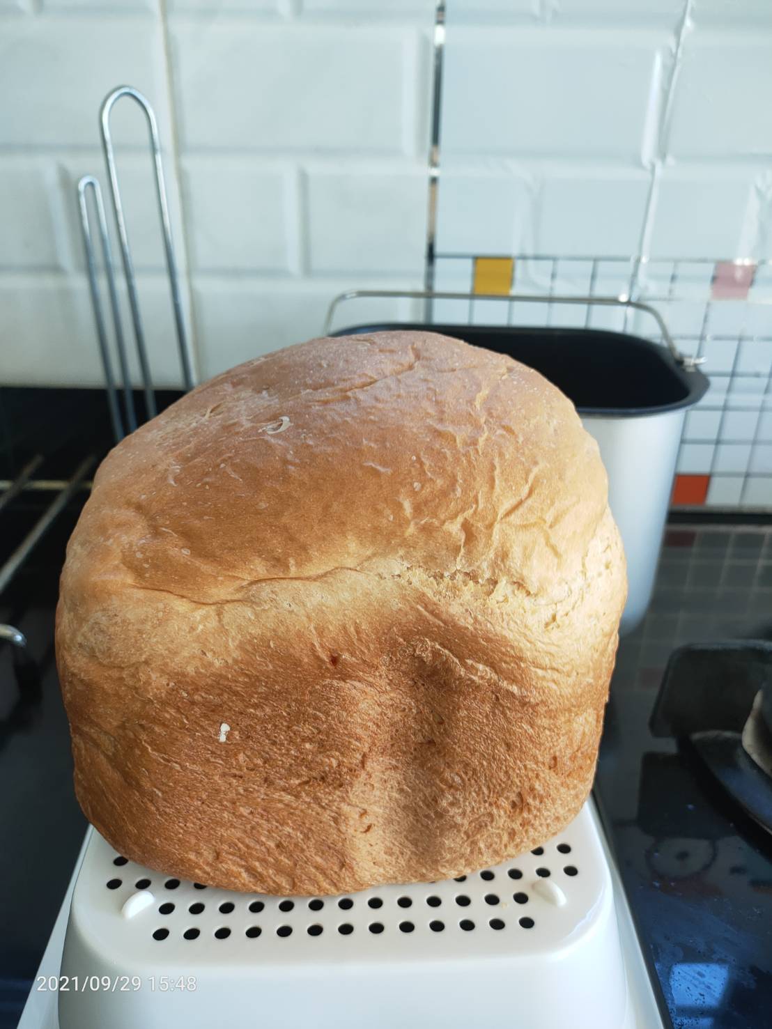 ขนมปังอบเสร็จพักบนตะแกรง
ขนมปังพร้อมหั่น