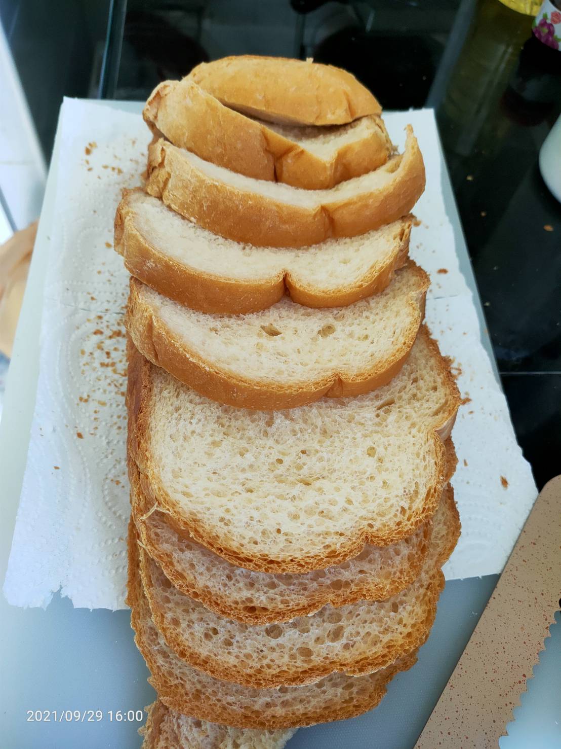 หั่นขนมปังอบเอง
การหั่นขนมปังเป็นแผ่นๆ